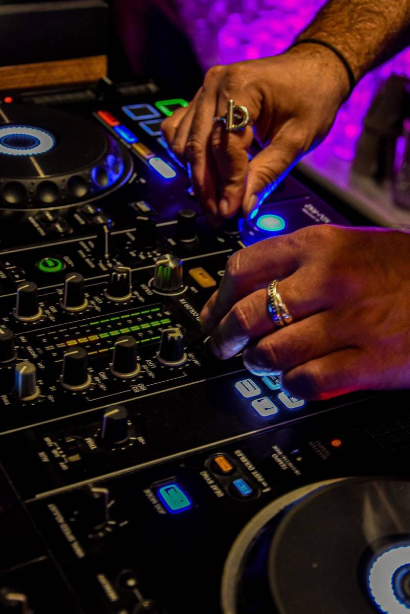 DJ