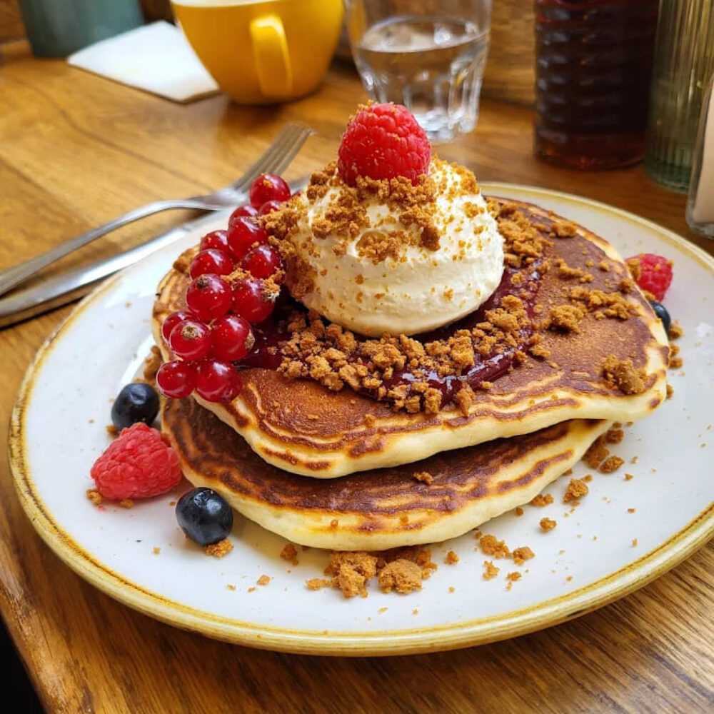 pancakes-with-berries-and-cream pancakes-with-berries-and-cream
